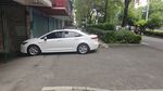 路边停放的白色小轿车