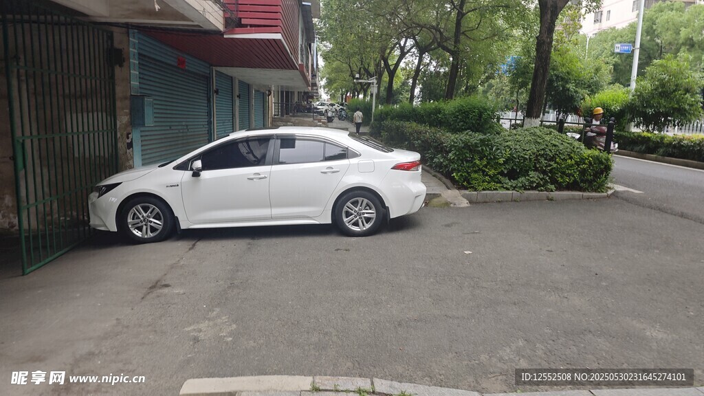 路边停放的白色小轿车