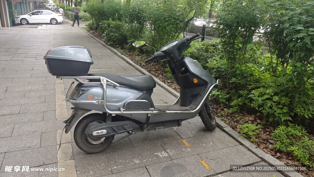 路边停放的灰色电动摩托车
