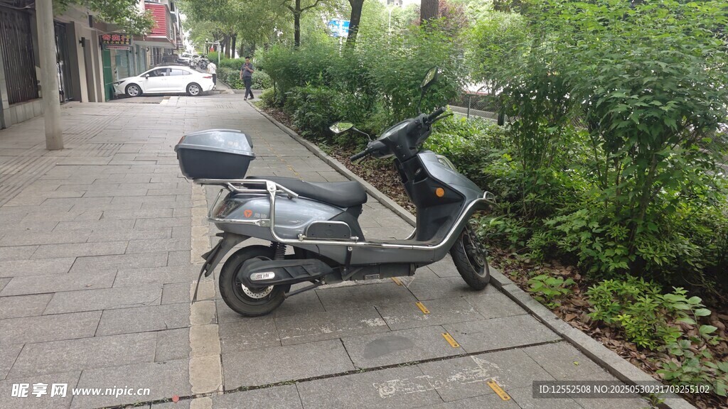 路边停放的时尚电动摩托车