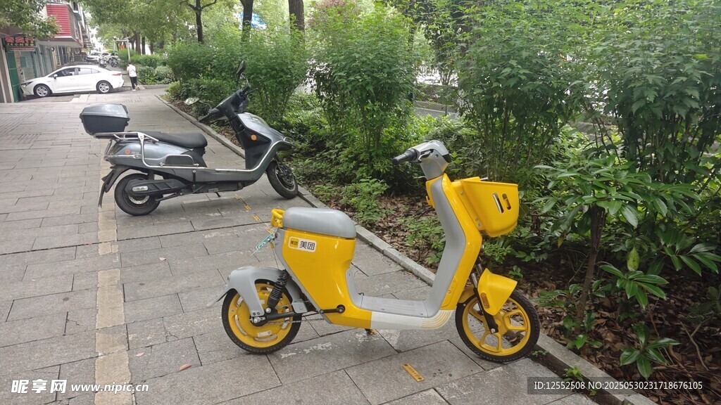 路边停放的黄色共享三轮车