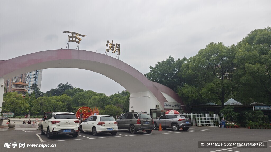高校校门景象