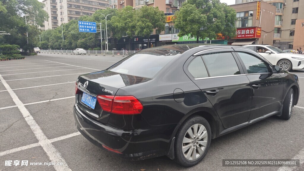 停车场中的黑色轿车