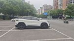 停车场中的白色SUV车辆