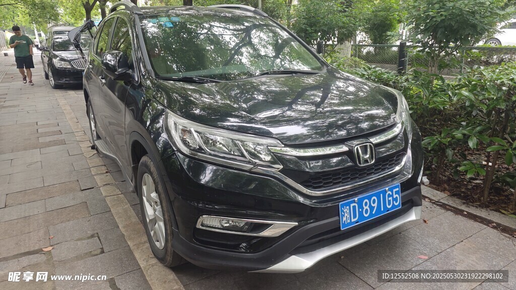 黑色SUV停在路边