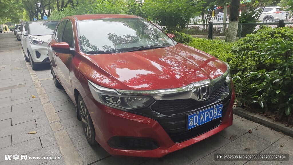 红色轿车停在路边