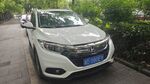 路边停放的白色SUV汽车