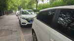 路边停放的白色车辆