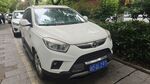 路边停放的白色SUV汽车