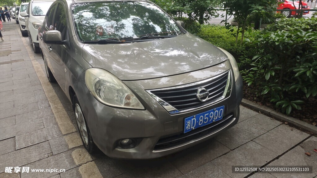 路边停放的银灰色家用轿车