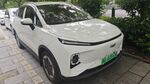 路边停放的白色新能源汽车