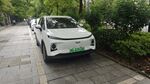 路边停放的白色新能源汽车