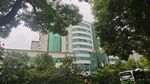 绿树环绕的现代建筑