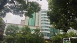 绿树环绕的现代建筑