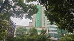 绿树环绕的现代高楼建筑