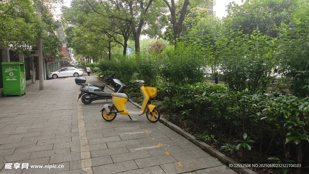 路边停放的黄色共享单车