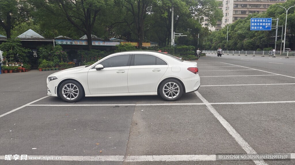 停车场中的白色轿车