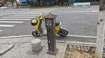 倒地共享单车与路边消防栓