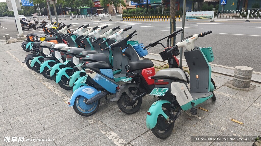 路边停放的一排共享电动车