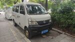 路边停放的白色小型面包车