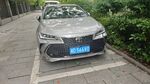 银色轿车停靠于路边