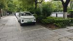 路边停放的白色电动汽车