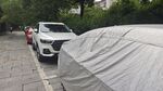 路边被罩住的停放车辆