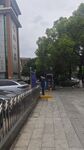 街道旁的围栏与停放车辆