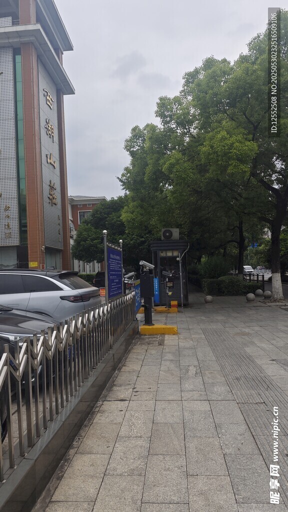 街道旁的围栏与停放车辆
