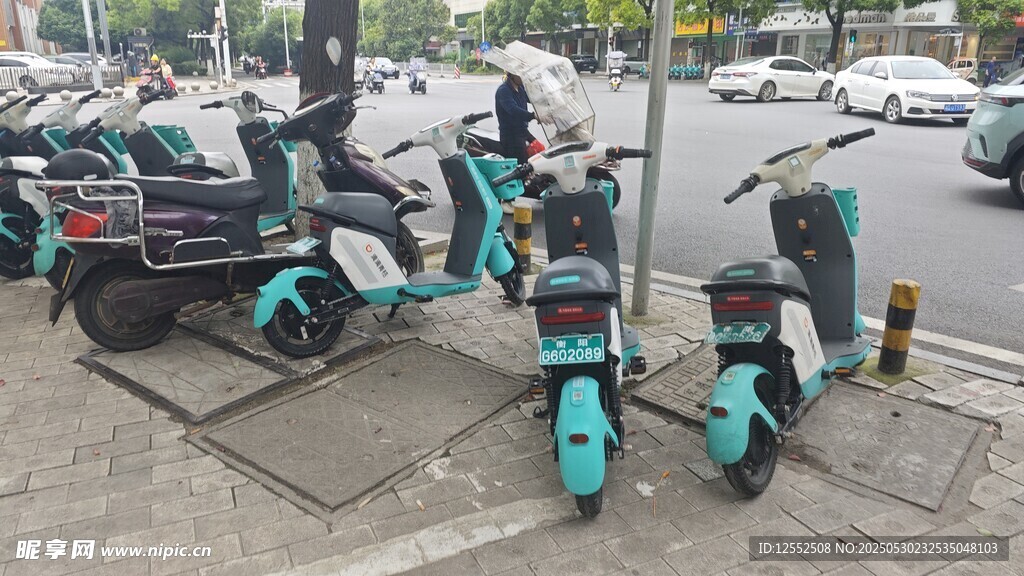 街边停放的共享电动自行车