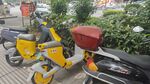 街头停放的共享电动自行车