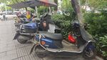 路边停放的多辆电动摩托车