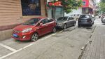 街道边停放的多辆汽车