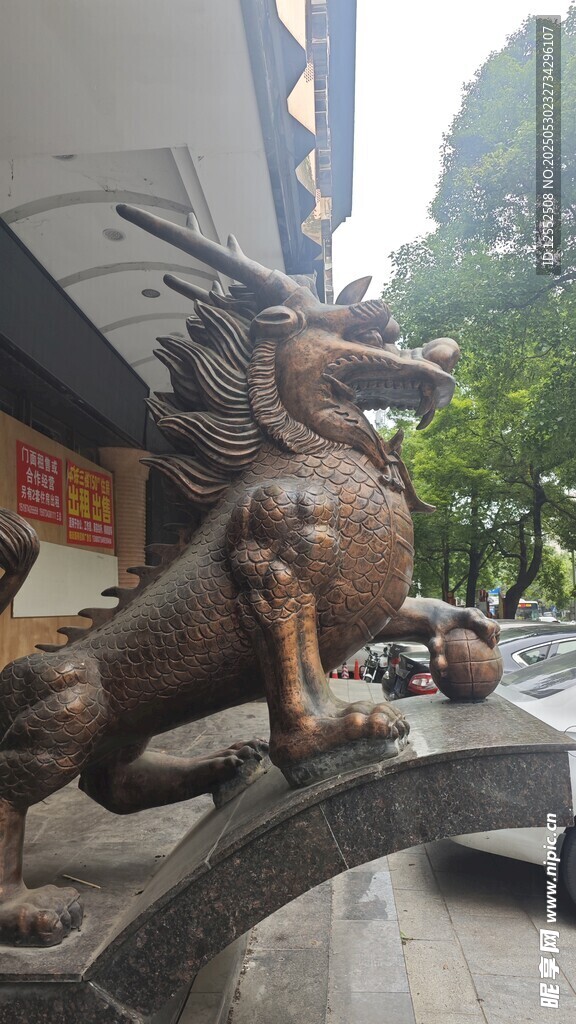 古桥畔的精美麒麟雕塑