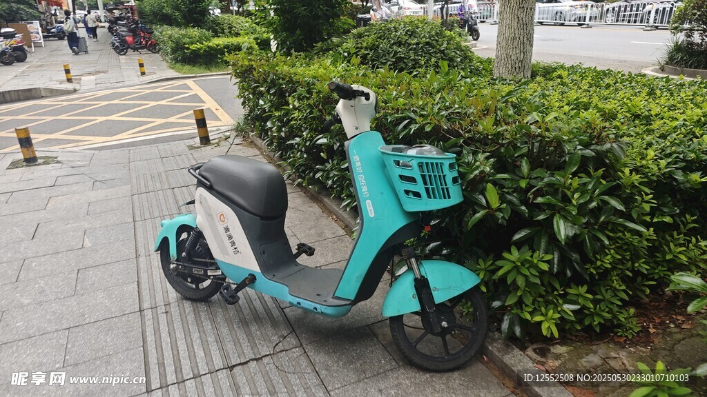 时尚蓝绿色电动摩托车停放