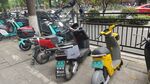 街边停放的多辆电动摩托车
