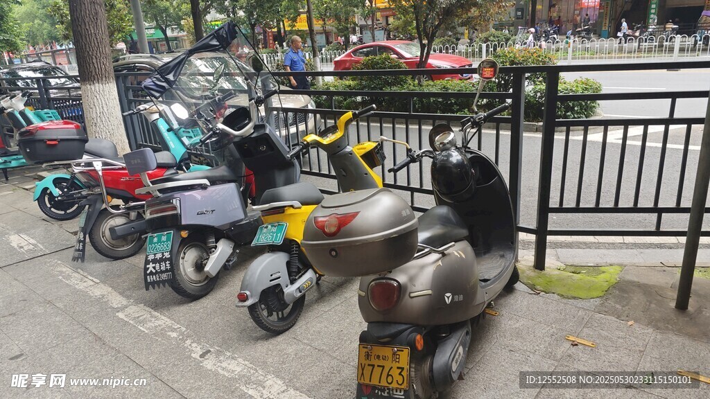 路边停放的多彩电动车