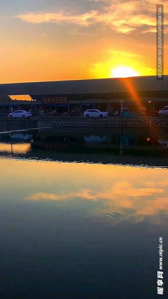 夕阳下的宁静水面美景