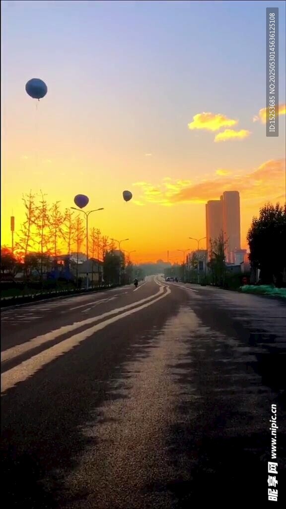 夕阳下的空旷道路