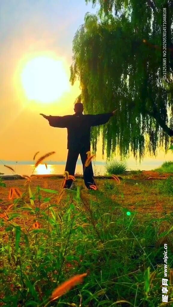 夕阳下张开双臂的人