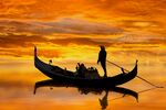 夕阳下的孤舟渔夫