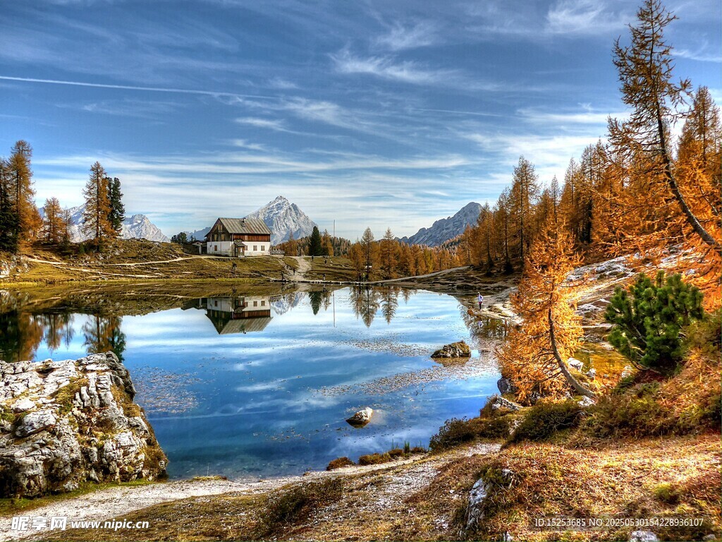 秋日湖畔美景