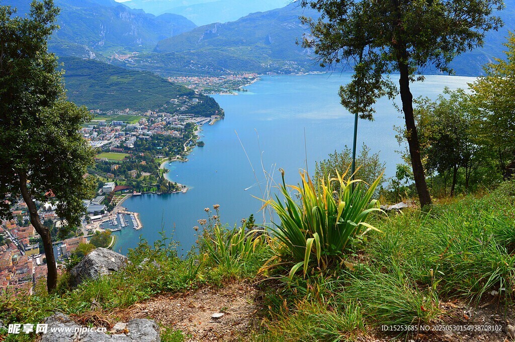 湖畔青山美景