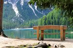 湖畔长椅 山林湖景之美