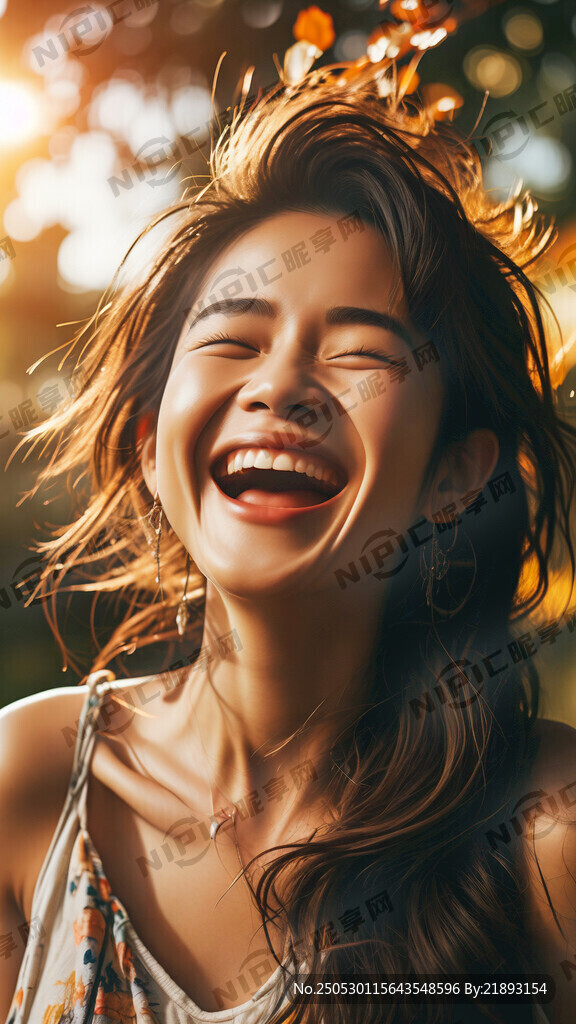 夏日的阳光下 大笑的美女的脸