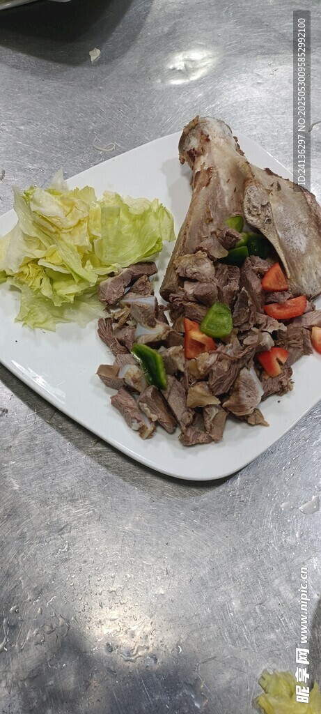 美味孜然羊排摆盘中