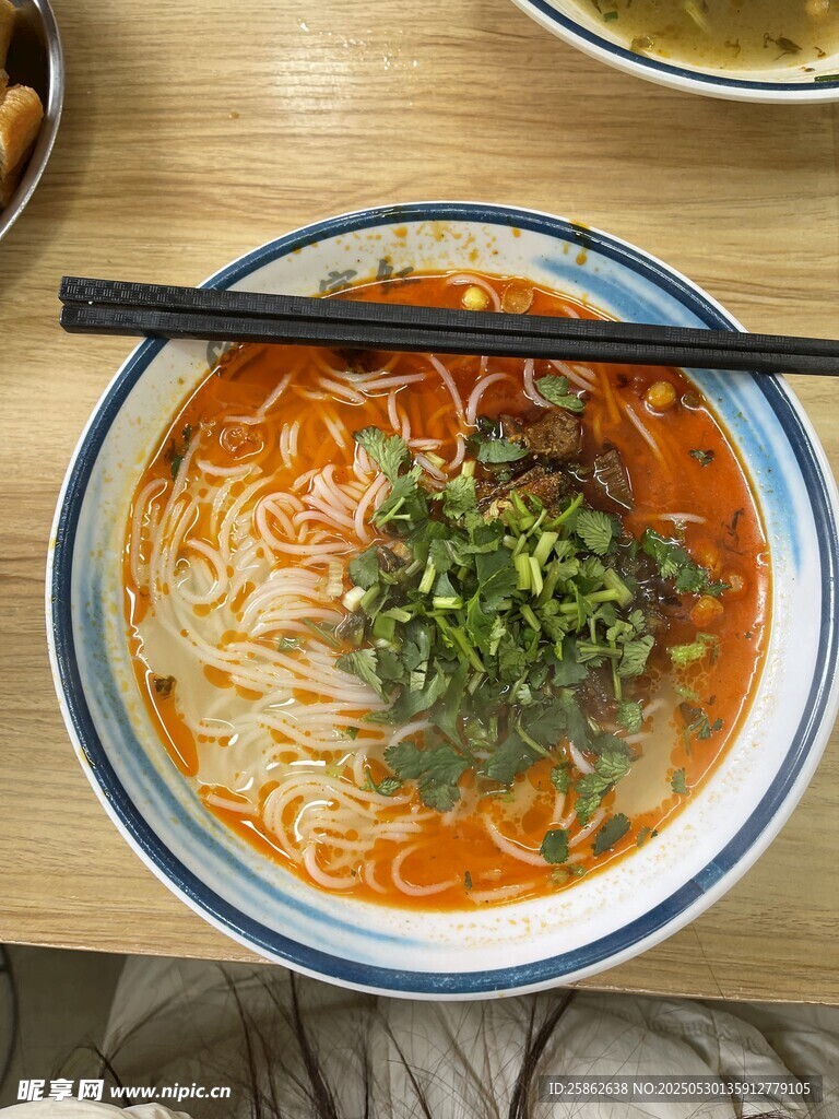 香辣葱花面条诱人美味 南充米粉