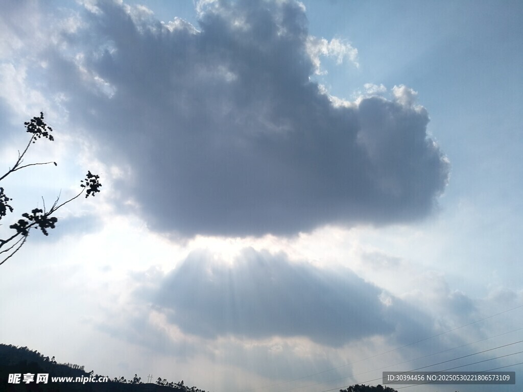天空中厚重云朵与微光