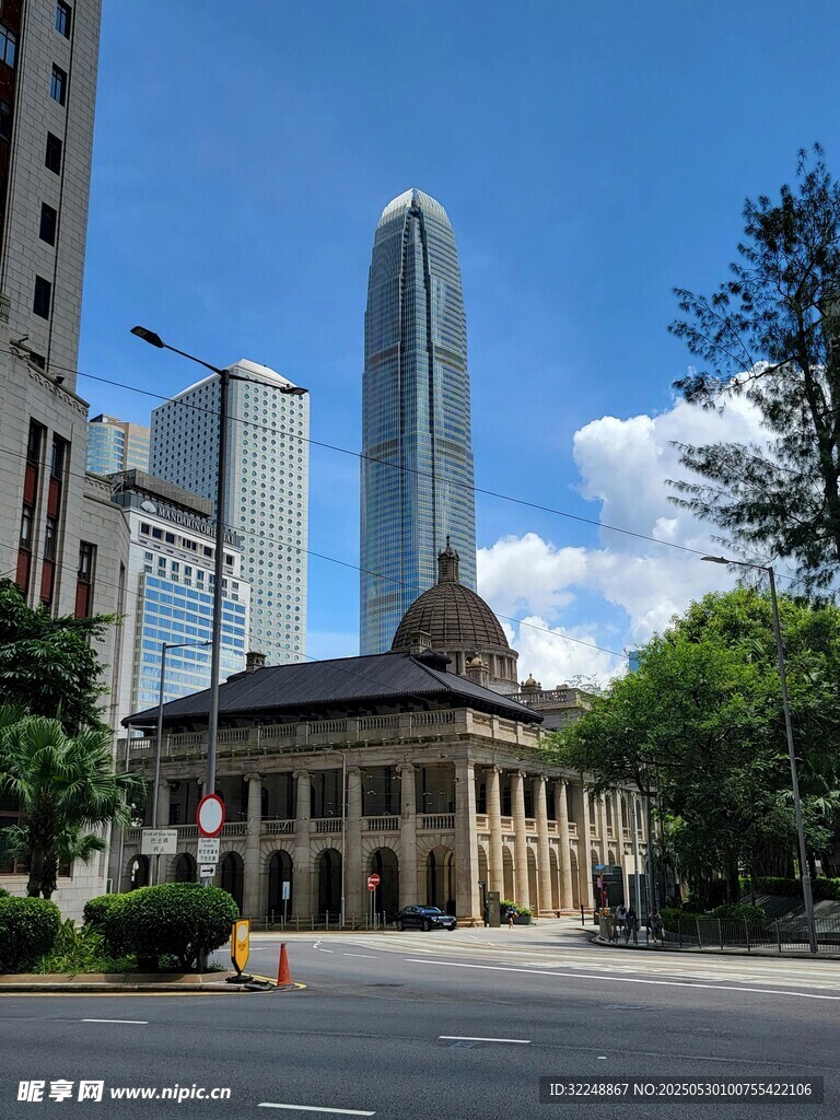 城市中古典与现代建筑相映