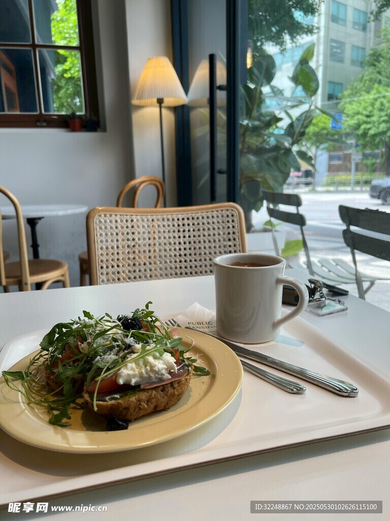 室内精致摆盘的美味餐食